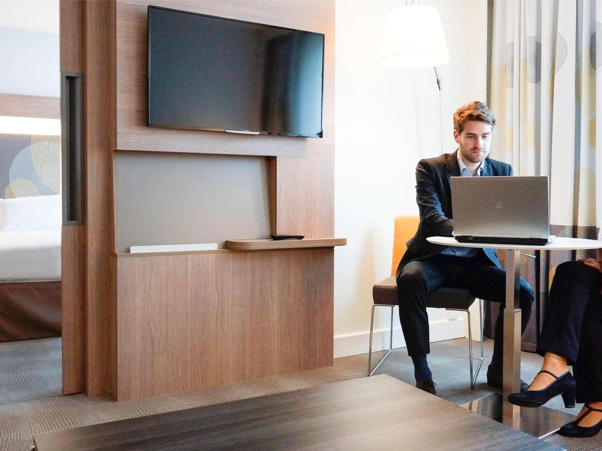 Novotel Saclay Esterno foto