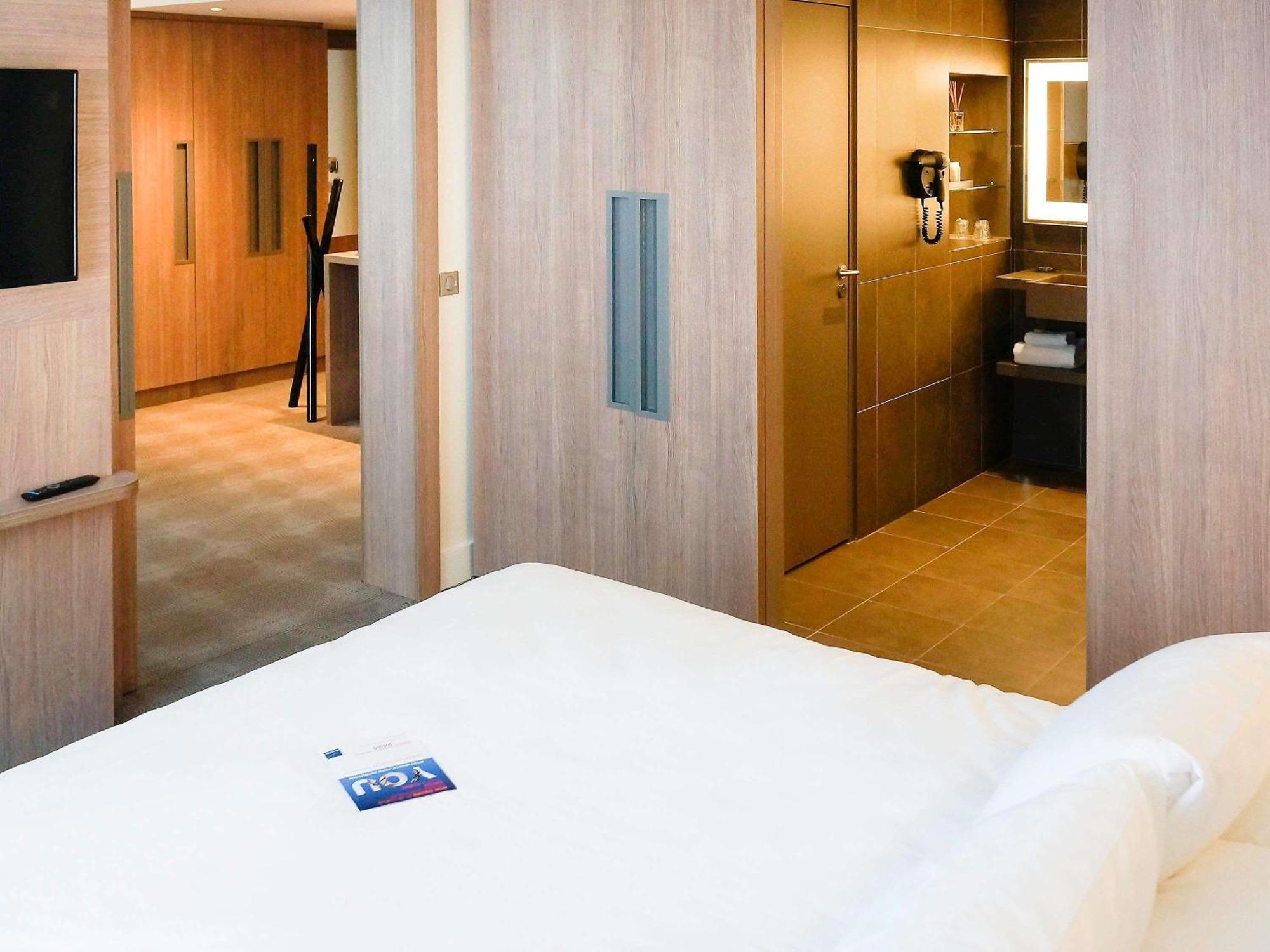 Novotel Saclay Esterno foto