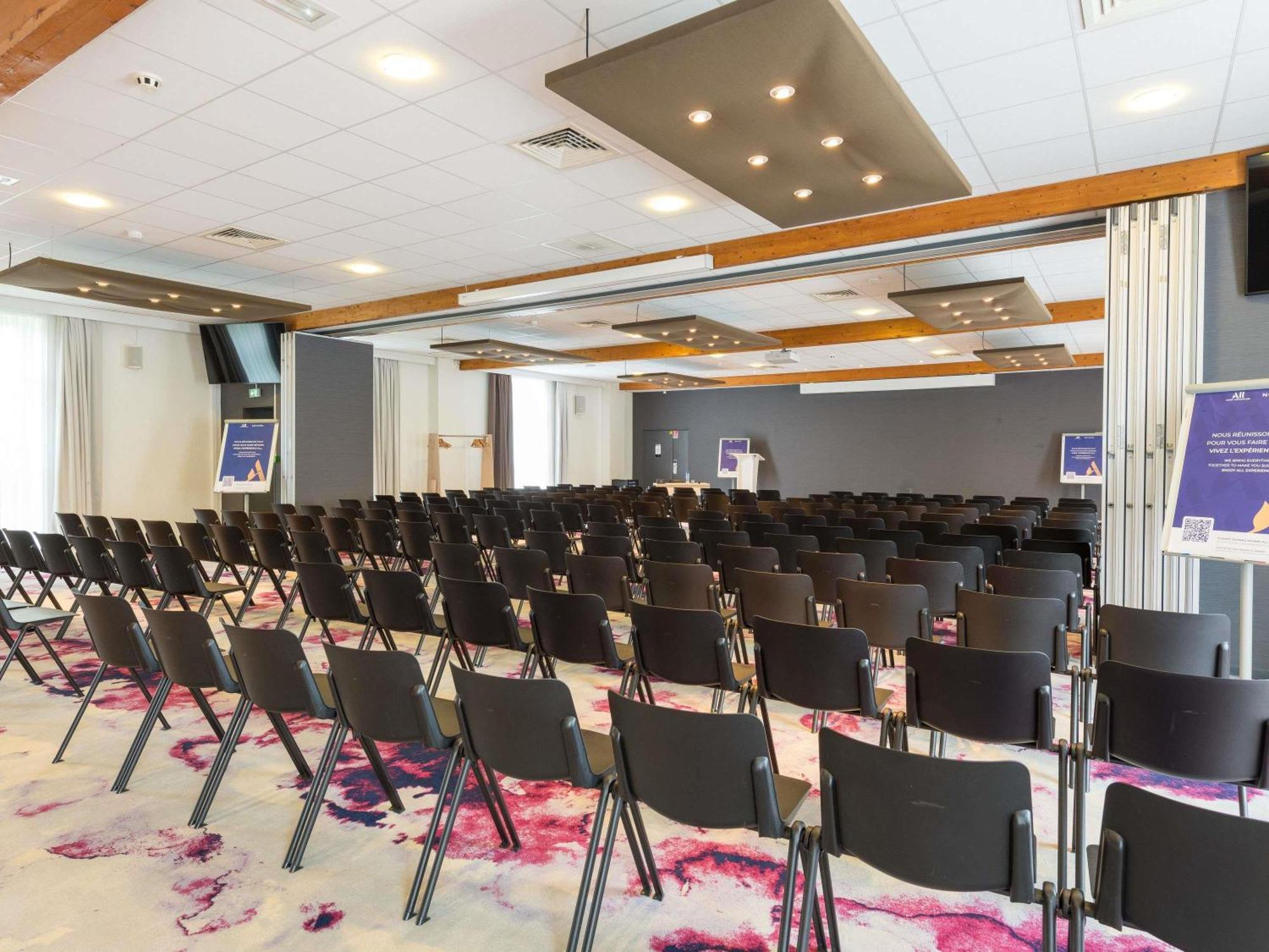 Novotel Saclay Esterno foto