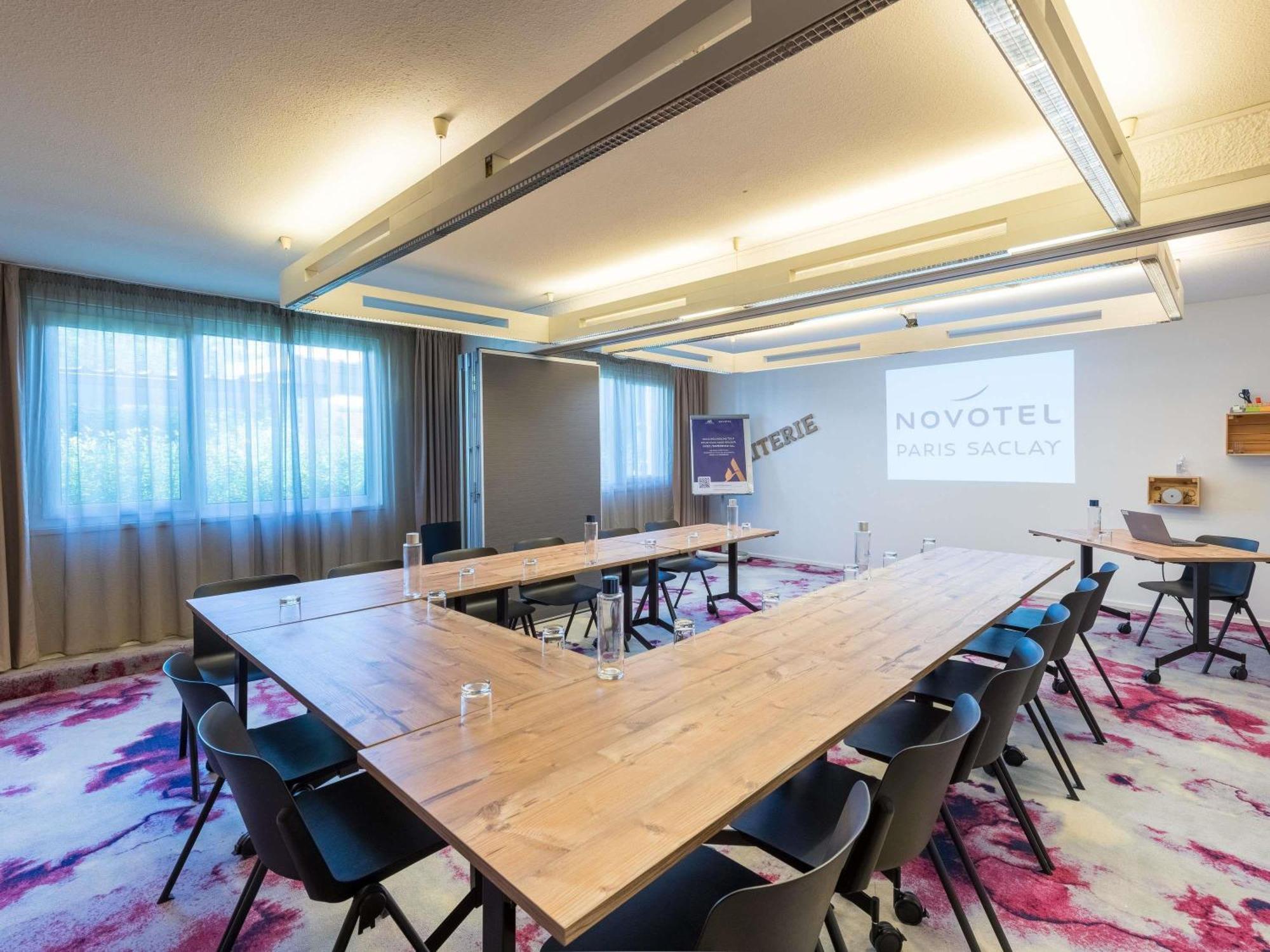 Novotel Saclay Esterno foto