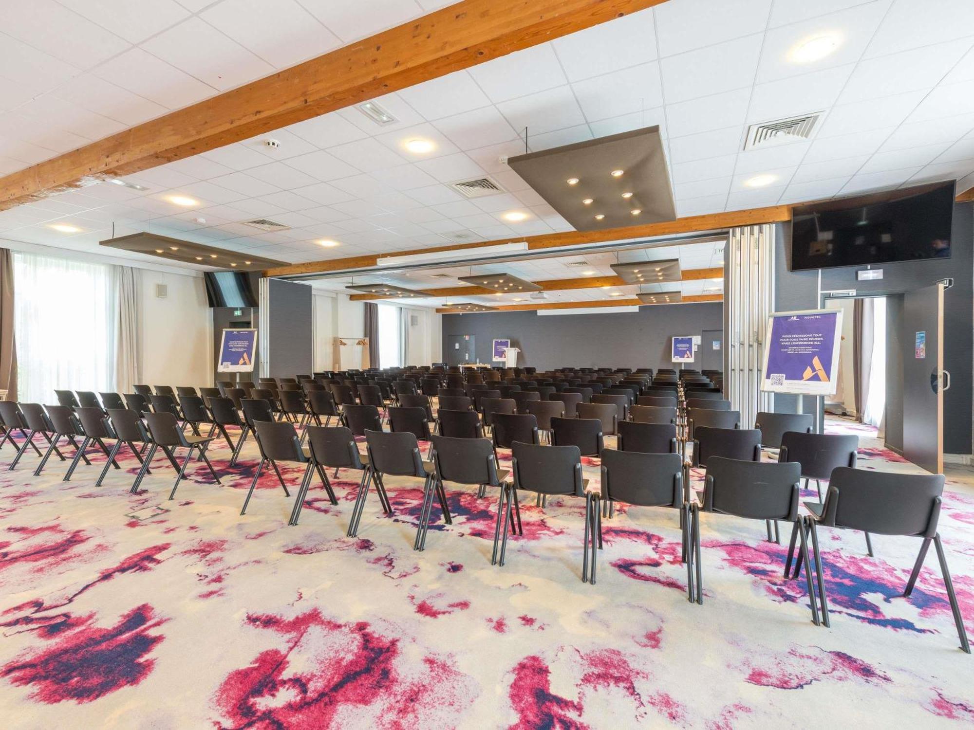 Novotel Saclay Esterno foto