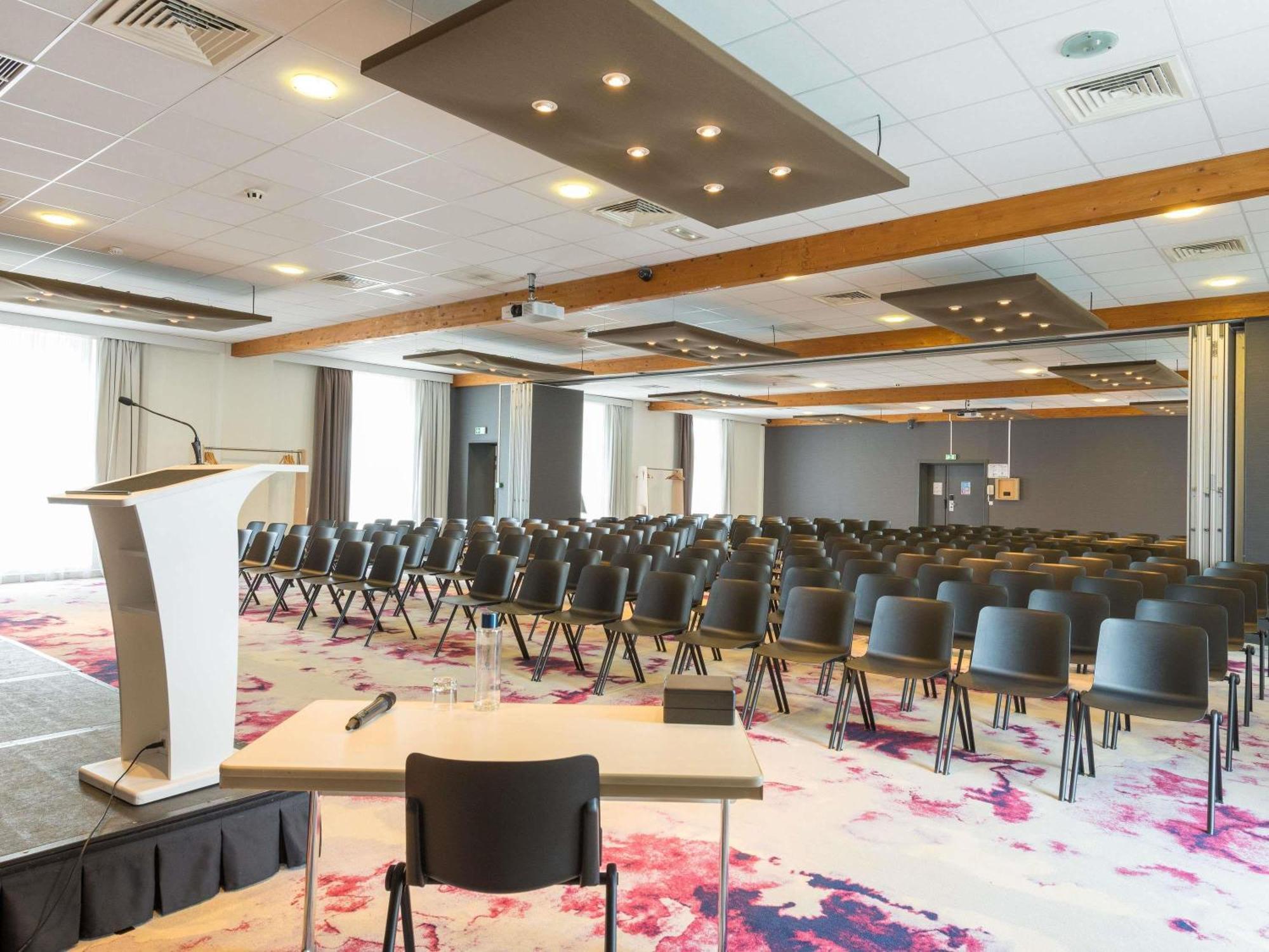 Novotel Saclay Esterno foto