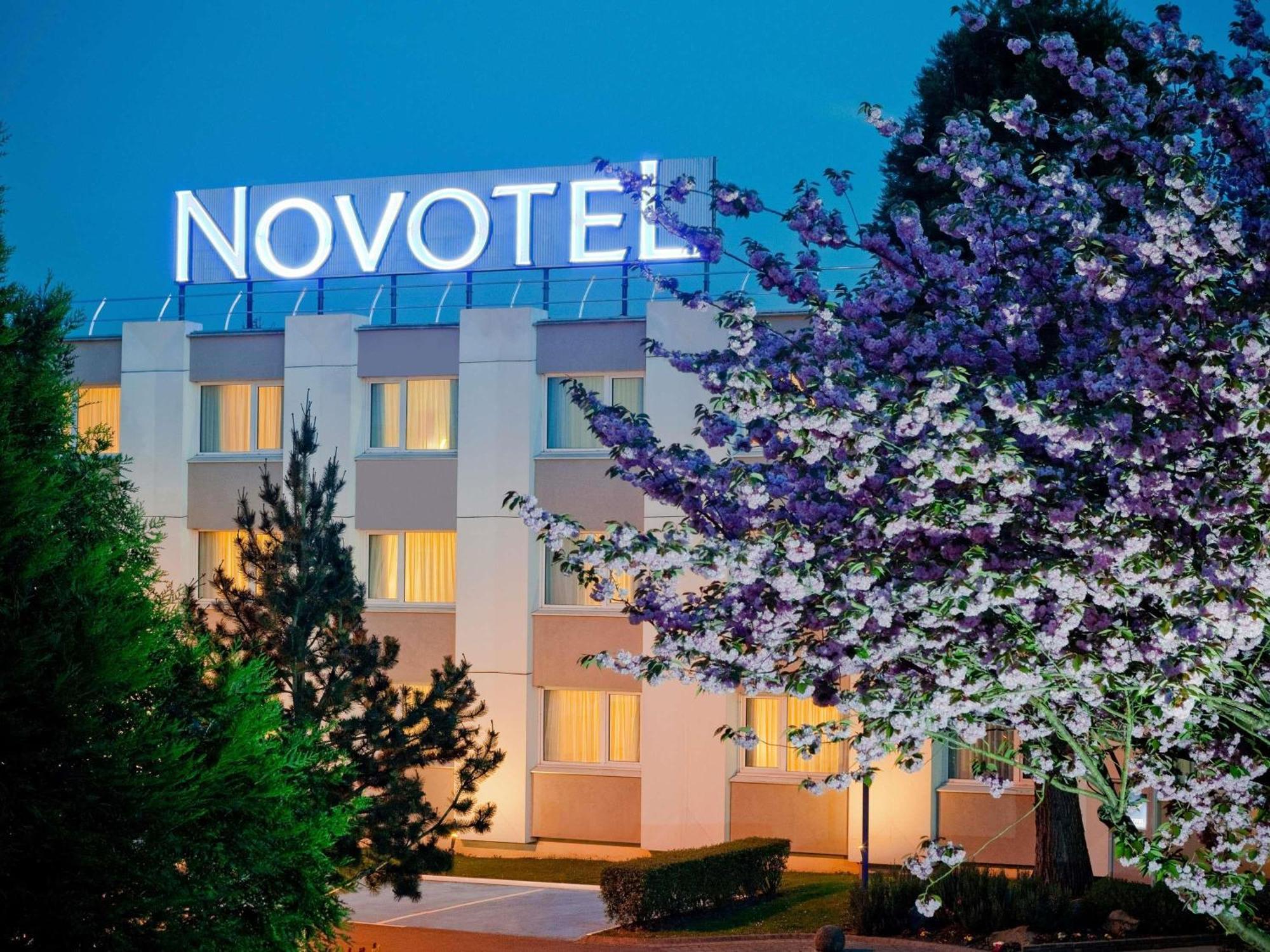 Novotel Saclay Esterno foto
